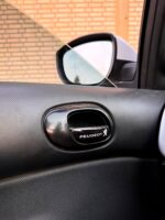 نوشتهPEUGEOT روی دستگیره درب پژو ٢٠۶ و ٢٠٧